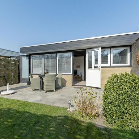 Attractive Bungalow With Modern Furnishings Sint Maartensvlotbrug Esterno foto