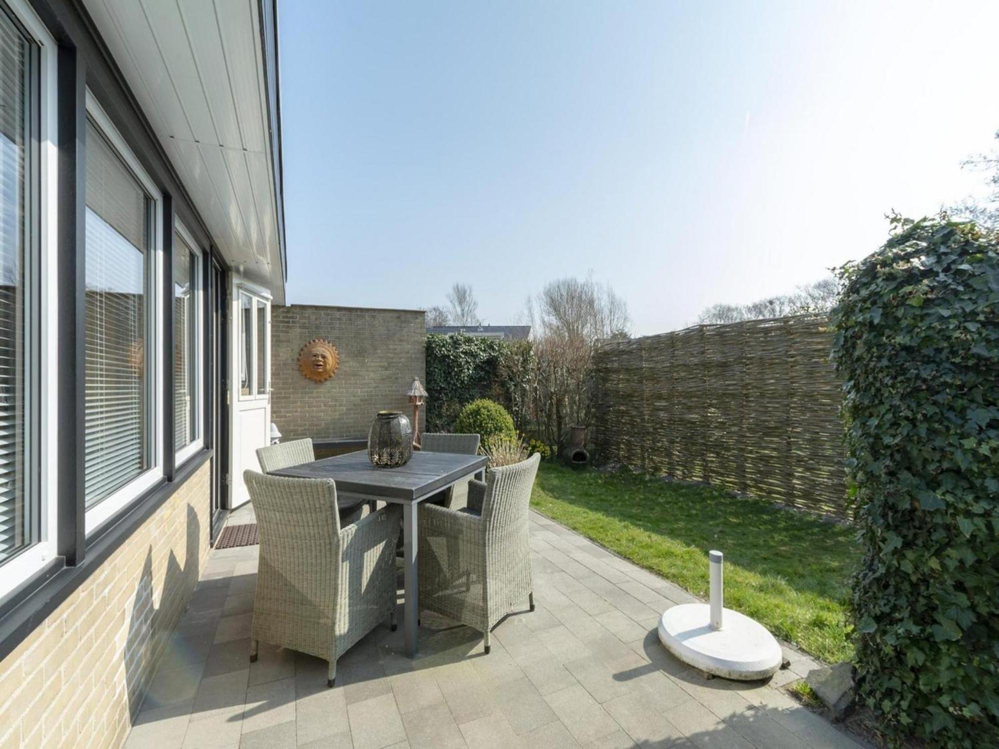 Attractive Bungalow With Modern Furnishings Sint Maartensvlotbrug Esterno foto