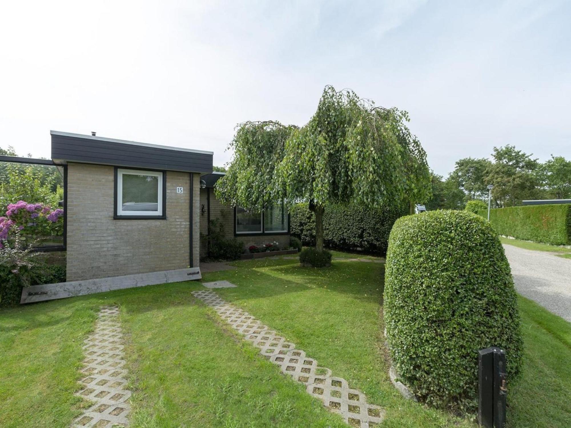 Attractive Bungalow With Modern Furnishings Sint Maartensvlotbrug Esterno foto