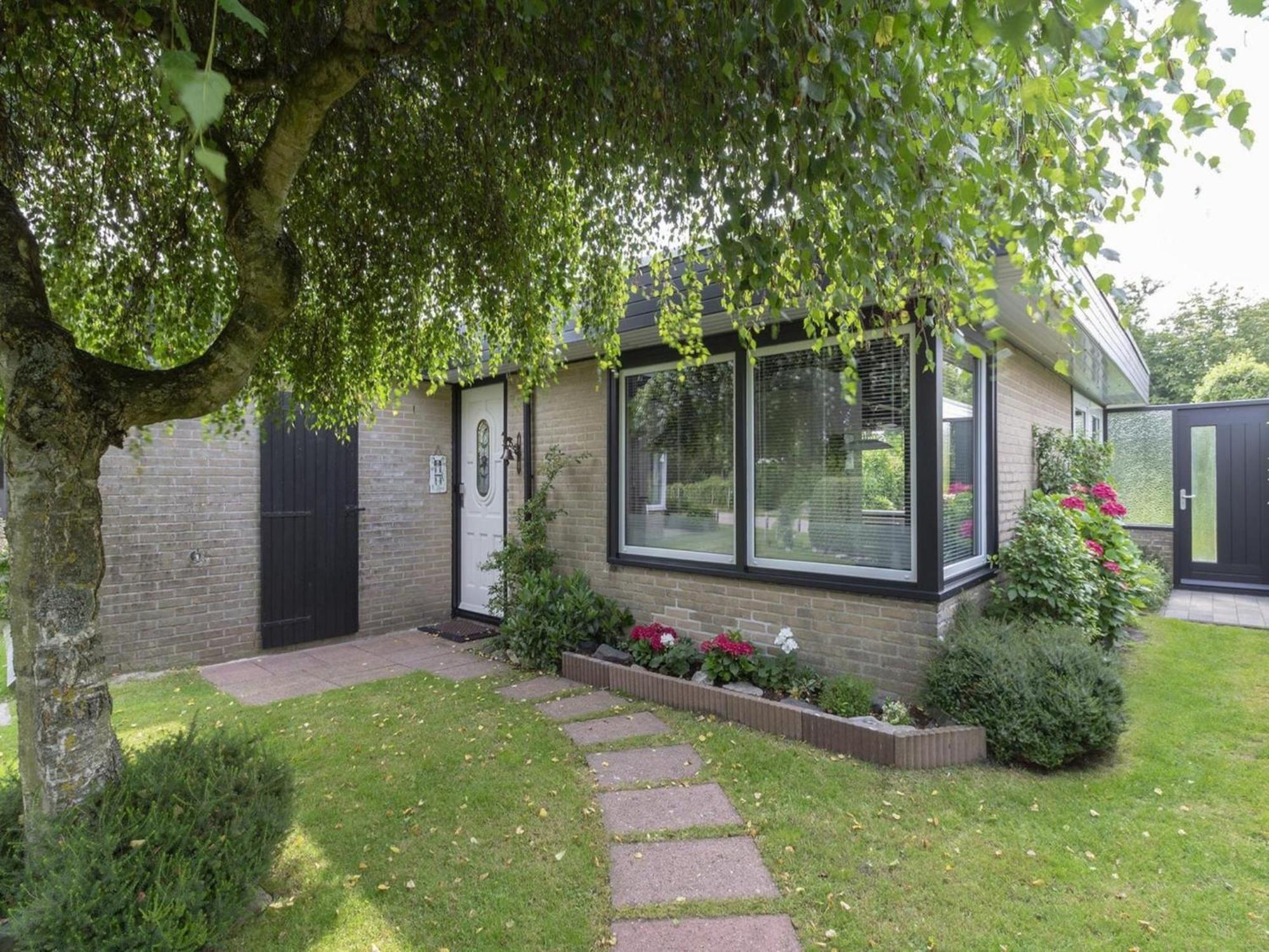 Attractive Bungalow With Modern Furnishings Sint Maartensvlotbrug Esterno foto